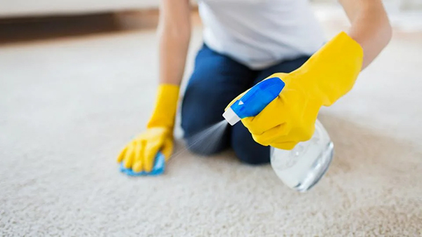 روش‌های تمیز کردن لکه فرش سفید
